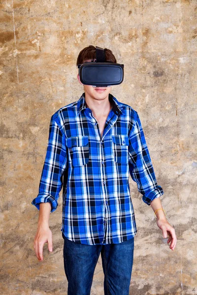 Hombre joven en gafas VR — Foto de Stock