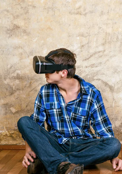 Hombre joven en gafas VR — Foto de Stock