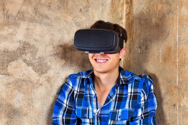 Hombre joven en gafas VR — Foto de Stock