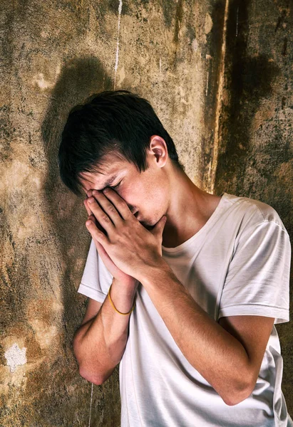 Triste giovane uomo — Foto Stock