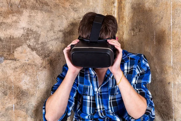 Hombre joven en gafas VR — Foto de Stock