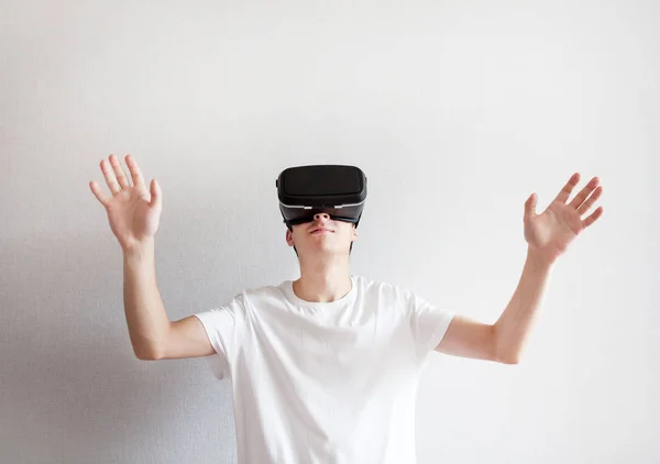 Hombre joven en gafas VR — Foto de Stock