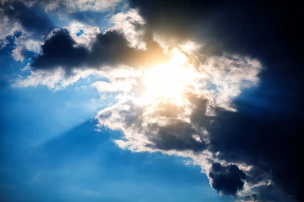 Cloudscape met een zonlicht — Stockfoto