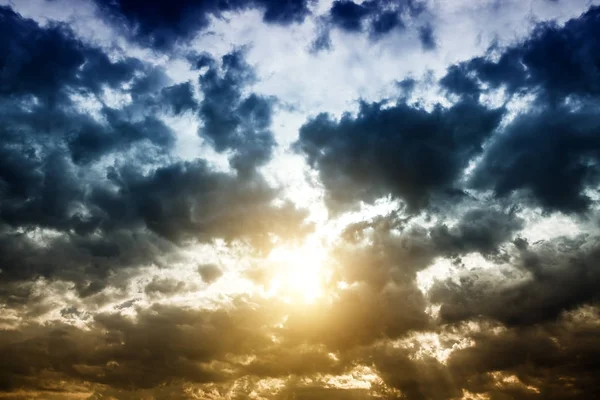 Cloudscape com uma luz solar — Fotografia de Stock