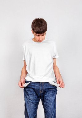 Adam boş cepler ile