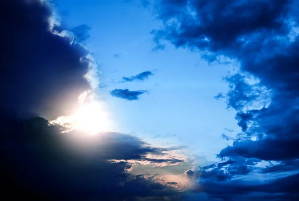 Cloudscape com uma luz solar — Fotografia de Stock