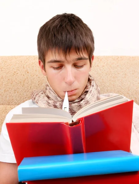 Étudiant malade avec un livre — Photo