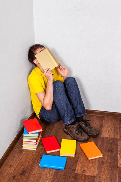 Trauriger Student mit Buch — Stockfoto