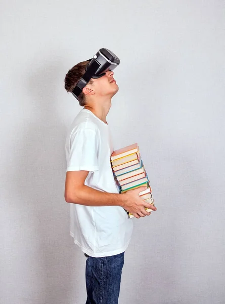 Estudante em copos de Vr — Fotografia de Stock