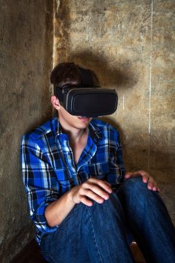 Vr gözlüklü genç adam