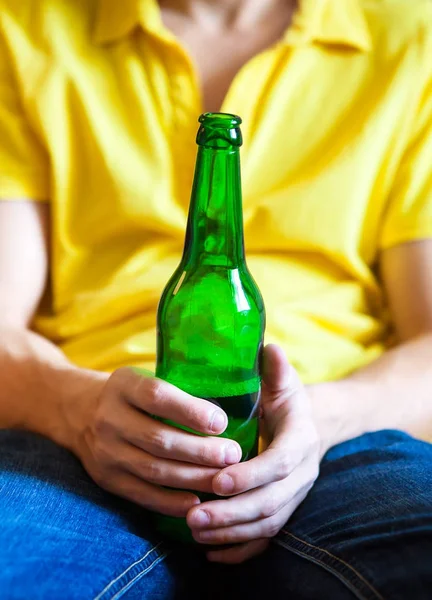 Persona con una cerveza — Foto de Stock