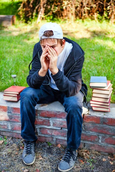 Triest tiener met een boeken — Stockfoto