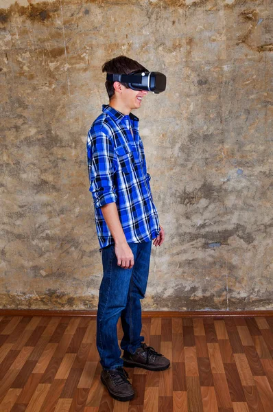 Hombre joven en gafas VR — Foto de Stock