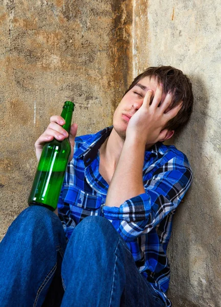 Triste jeune homme avec une bière — Photo