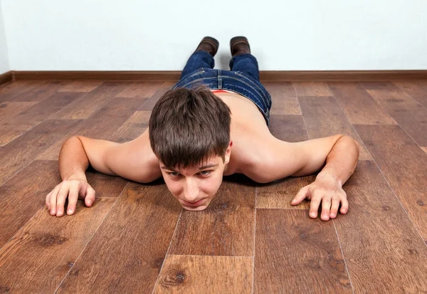 Joven en el suelo — Foto de Stock