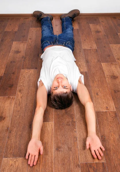 床の上の若い男 — ストック写真