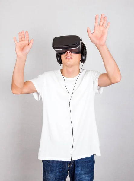 Hombre joven en gafas VR — Foto de Stock