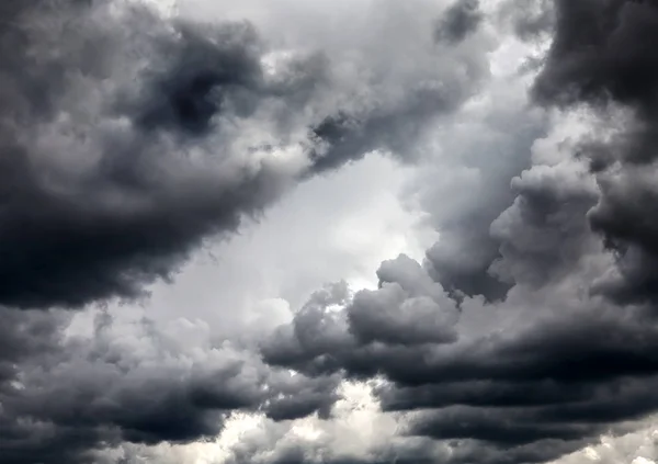 Тлі драматичних хмари — стокове фото