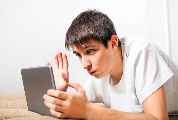 Jonge man met een Tablet PC — Stockfoto