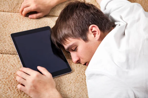 Young Man slapen met een Tablet — Stockfoto