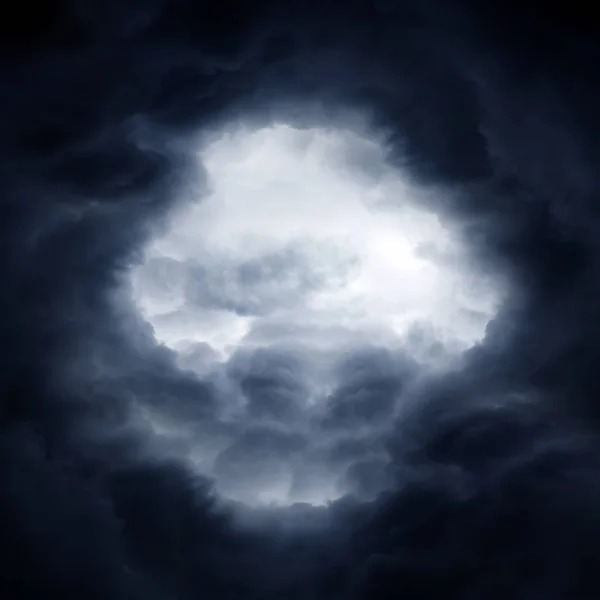Loch in den dramatischen Wolken — Stockfoto