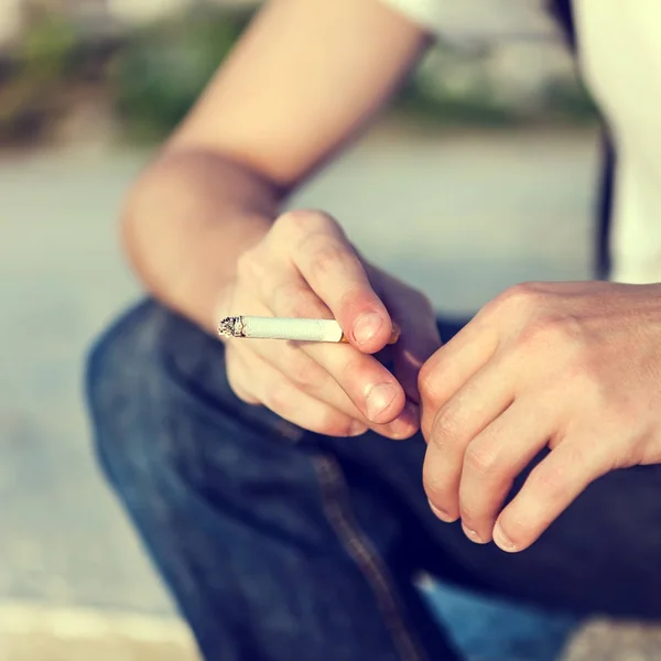 Человек с сигаретой — стоковое фото