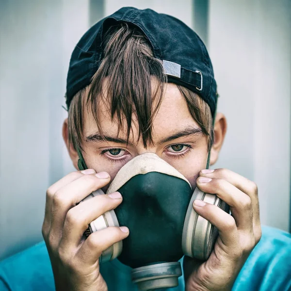 Tonåring i gasmask — Stockfoto
