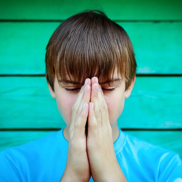 Підліток молитися відкритий — стокове фото