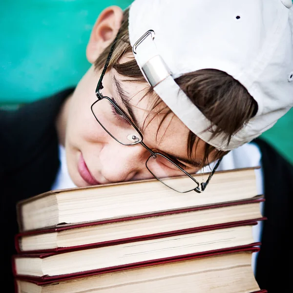 Triste adolescente com um livro — Fotografia de Stock