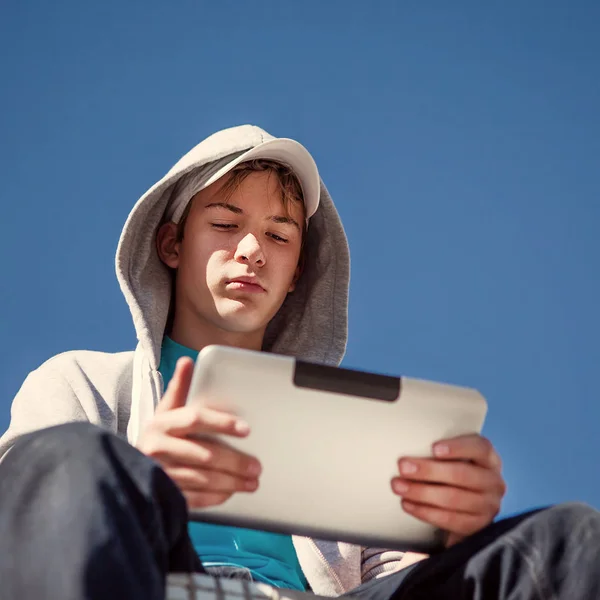 Подросток с планшетным компьютером — стоковое фото