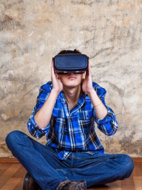 Vr gözlüklü genç adam