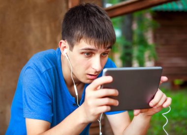 bir tablet ile genç adam