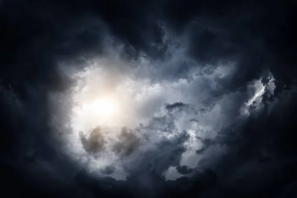 Paysage nuageux avec lumière du soleil — Photo