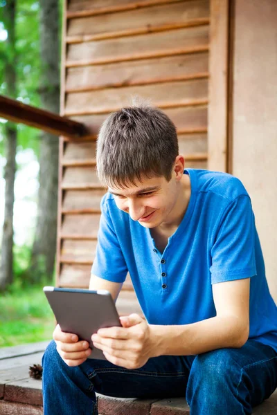 Joven con una tableta — Foto de Stock