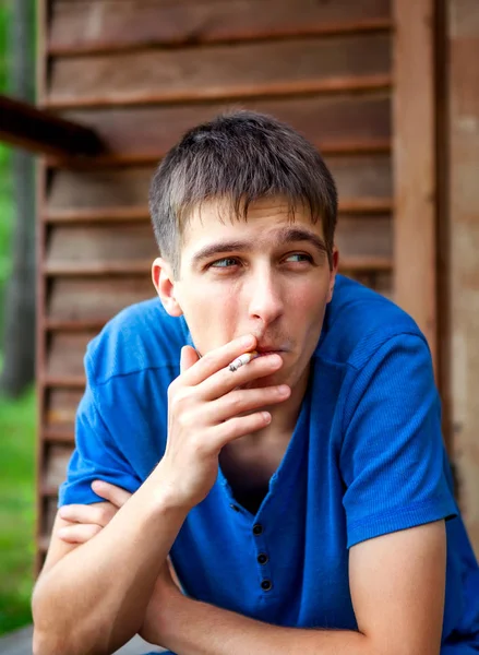 Ung man med en cigarett — Stockfoto