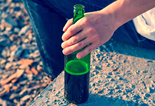 Pessoa com uma garrafa — Fotografia de Stock