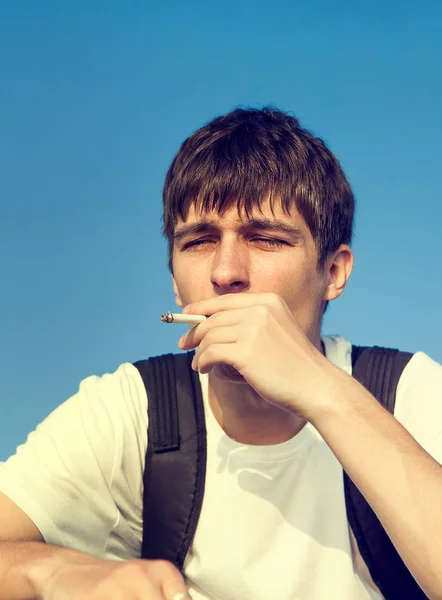 タバコを吸う男 — ストック写真