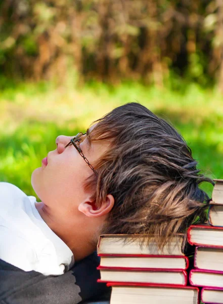 Müder Teenager mit einem Buch — Stockfoto