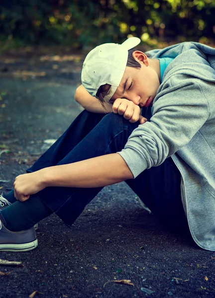 Ledsen tonåring utomhus — Stockfoto