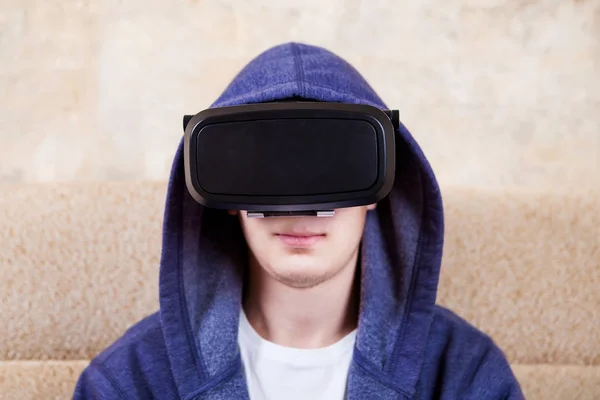 Hombre joven en gafas VR — Foto de Stock