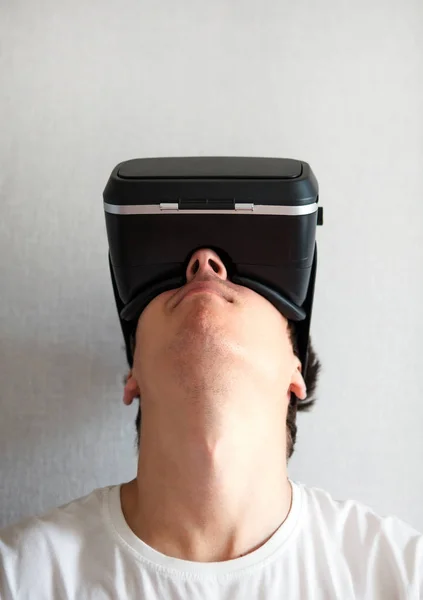 Ung mand i VR briller - Stock-foto