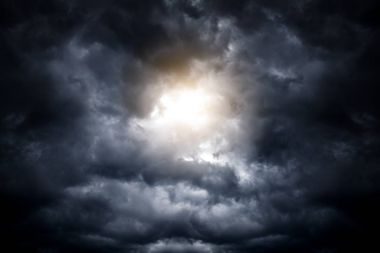 Karanlık ve Dramatik Fırtına Bulutlarında Işık