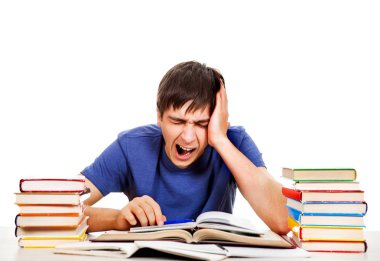bir kitap ile yorgun öğrenci