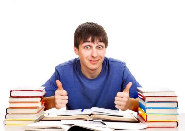 Bir kitap ile mutlu öğrenci