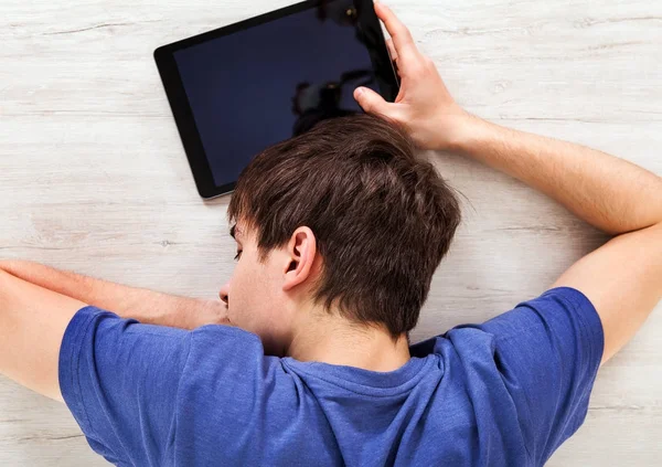 Junger Mann schläft mit Tablette — Stockfoto