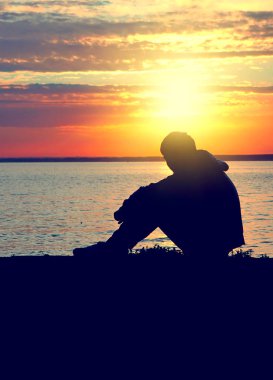 Gün batımı siluet kişi