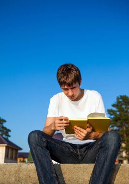 Genç adam bir kitap okumak