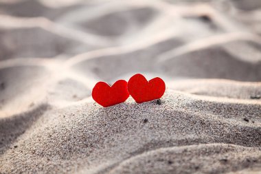 İki kalp şekli kum üzerinde