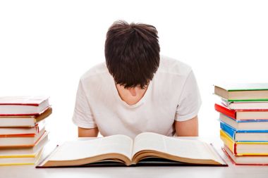 bir kitap ile yorgun öğrenci