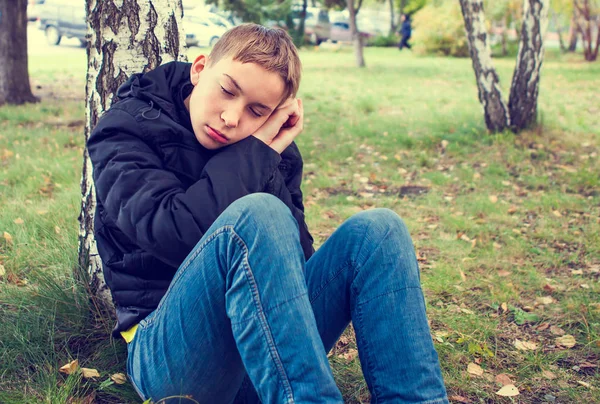 Unavený dospívající venkovní — Stock fotografie